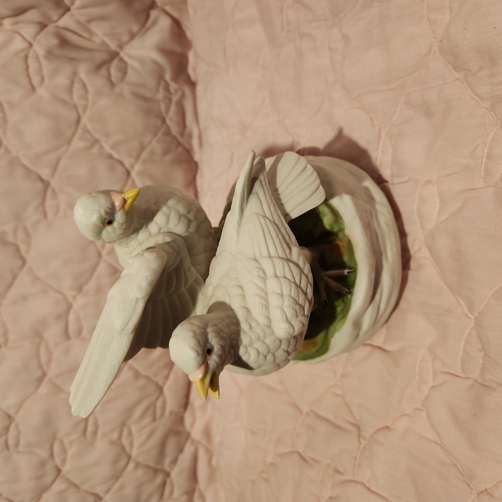 Maruho Japan Porcelain Doves Music Box Vintage 1980s